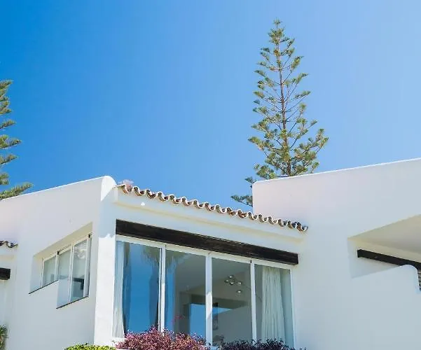 Апартаменты Azahara I, 25a Small Cozy With Great Views Located In The Popular Area Of Nueva Andalucia *