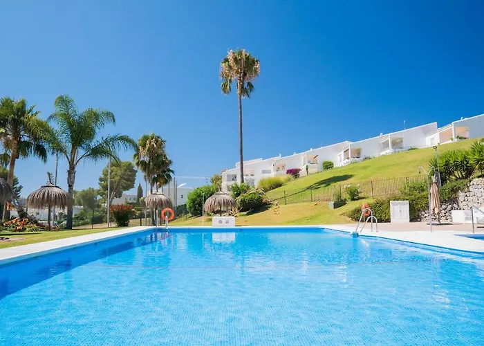 Апартаменты Azahara I, 25a Small Cozy With Great Views Located In The Popular Area Of Nueva Andalucia *